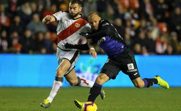 El delantero del Leganés Martin Braithwaite pelea un balón con el defensa del Rayo Vallecano Jordi Amat.