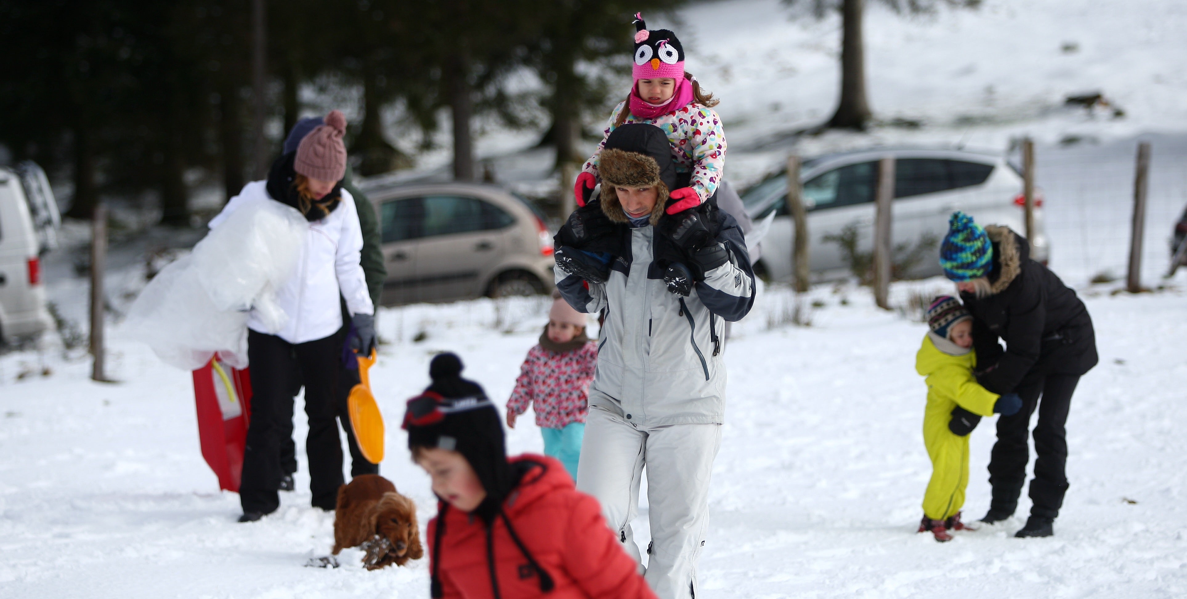 Muchos quisieron aprovechar una agradable jornada de domingo disfrutando de la nieve. En Bianditz, por ejemplo, no faltaron los trineos o los tradicionales muñecos.