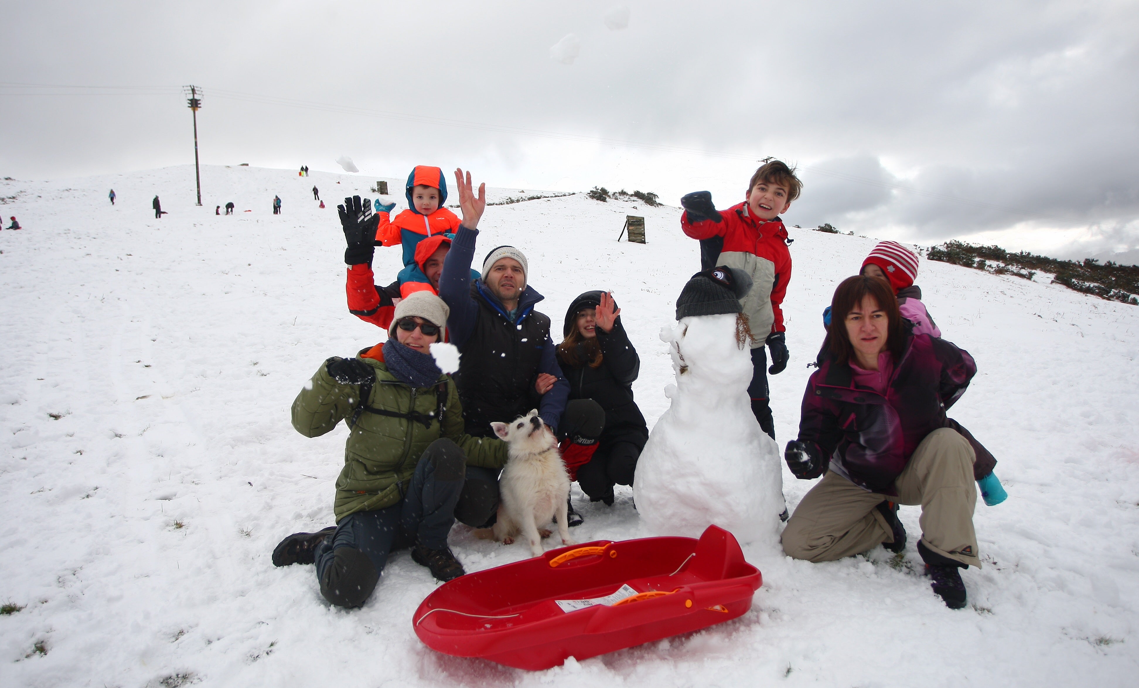 Muchos quisieron aprovechar una agradable jornada de domingo disfrutando de la nieve. En Bianditz, por ejemplo, no faltaron los trineos o los tradicionales muñecos.