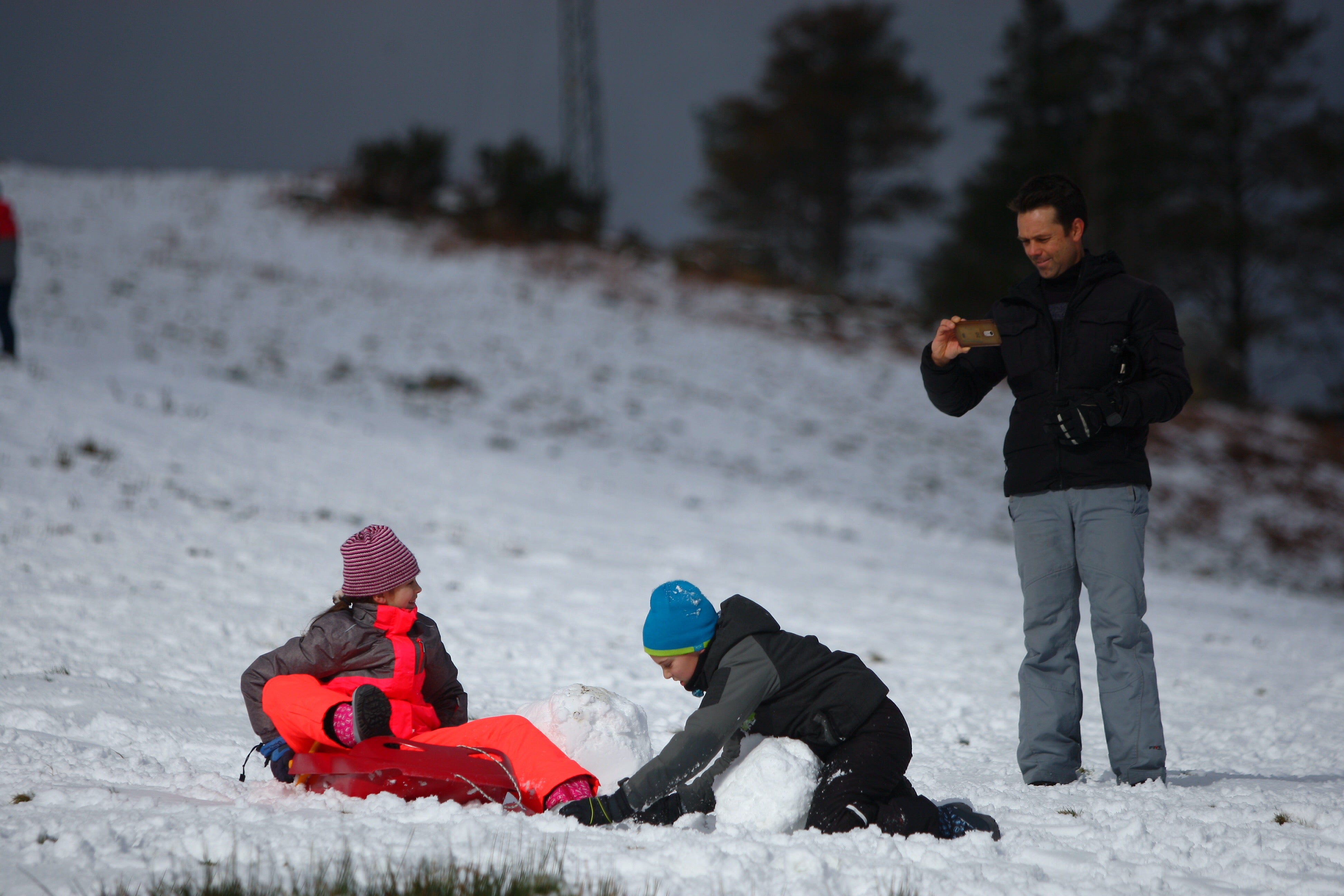 Muchos quisieron aprovechar una agradable jornada de domingo disfrutando de la nieve. En Bianditz, por ejemplo, no faltaron los trineos o los tradicionales muñecos.