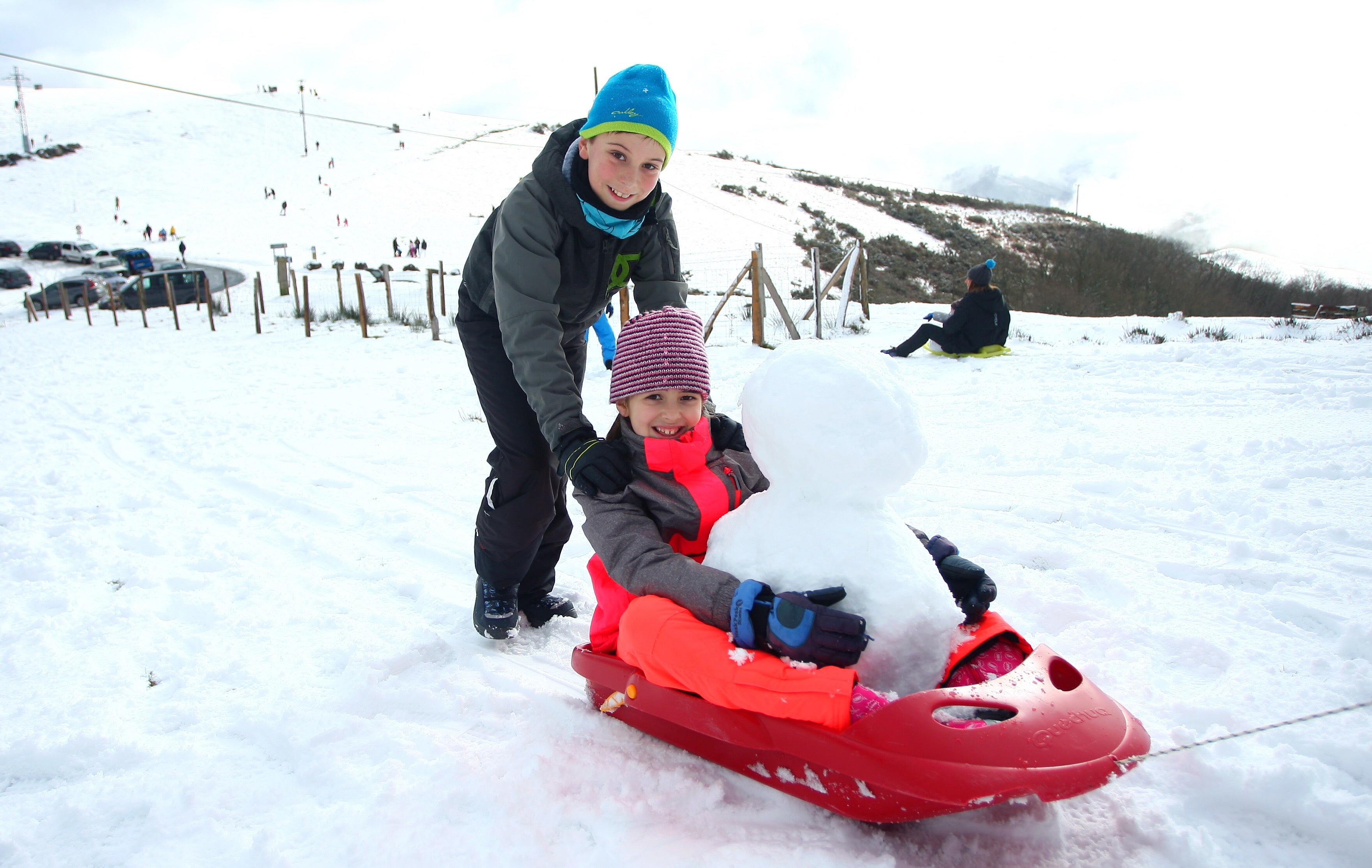 Muchos quisieron aprovechar una agradable jornada de domingo disfrutando de la nieve. En Bianditz, por ejemplo, no faltaron los trineos o los tradicionales muñecos.