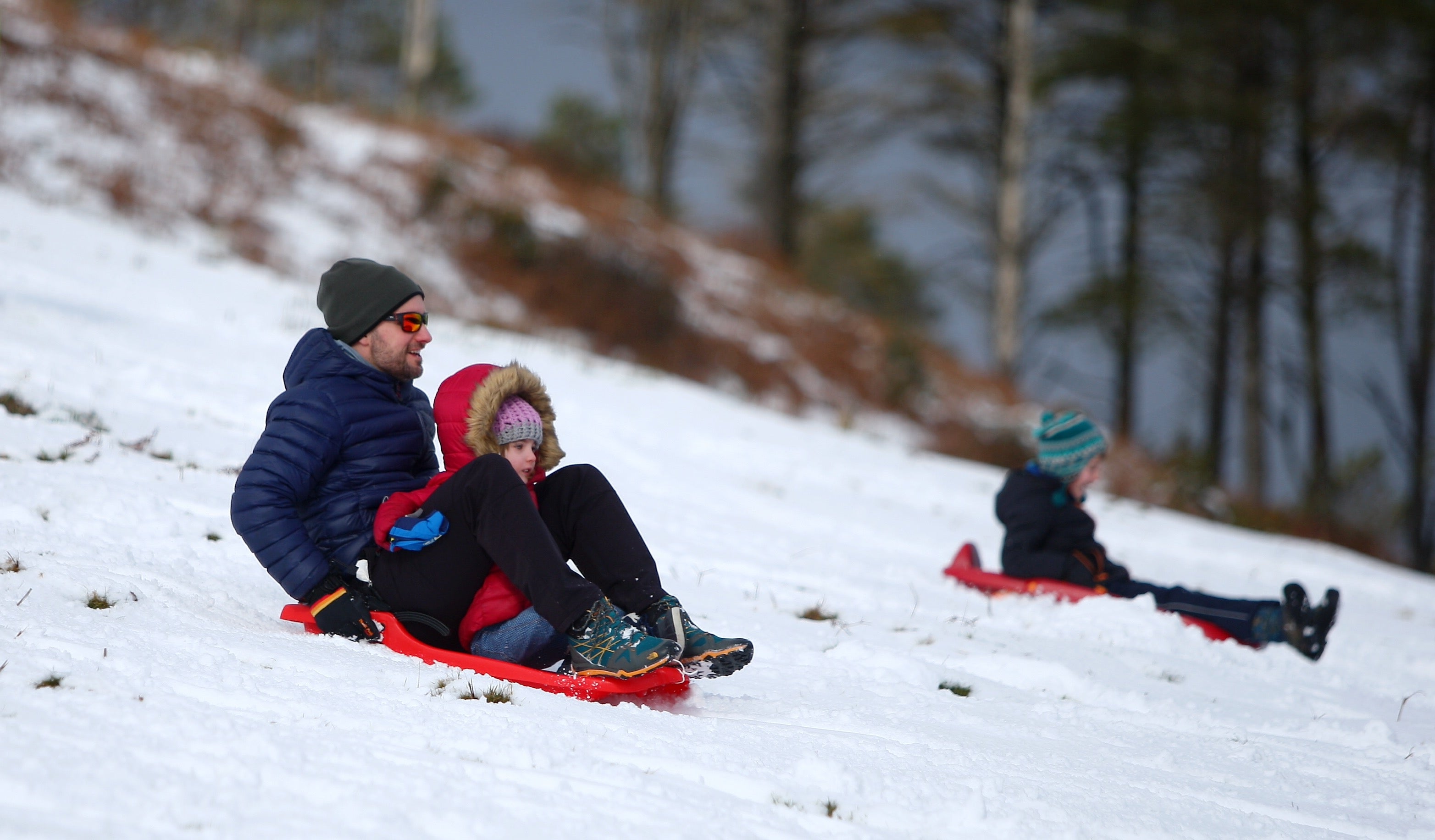 Muchos quisieron aprovechar una agradable jornada de domingo disfrutando de la nieve. En Bianditz, por ejemplo, no faltaron los trineos o los tradicionales muñecos.