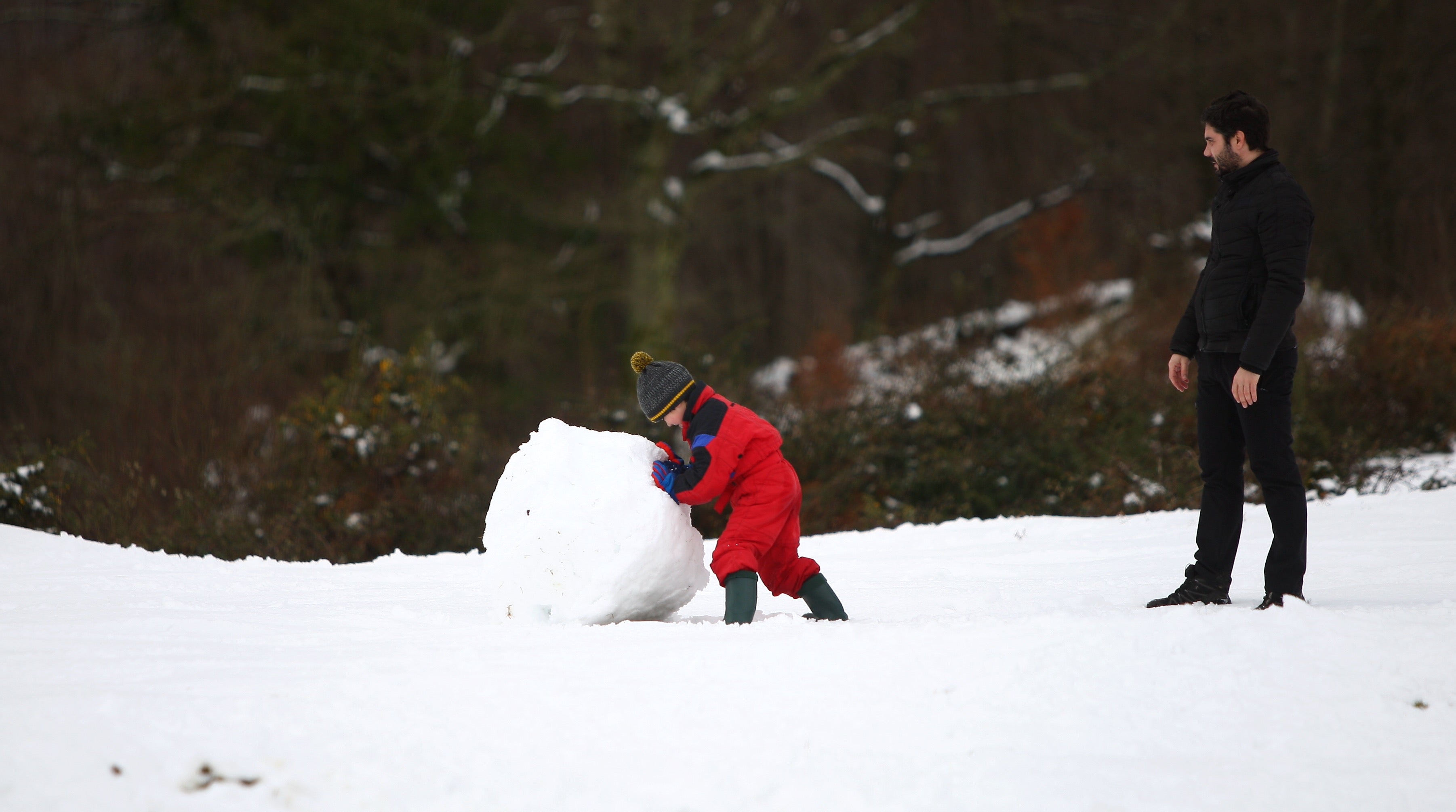 Muchos quisieron aprovechar una agradable jornada de domingo disfrutando de la nieve. En Bianditz, por ejemplo, no faltaron los trineos o los tradicionales muñecos.