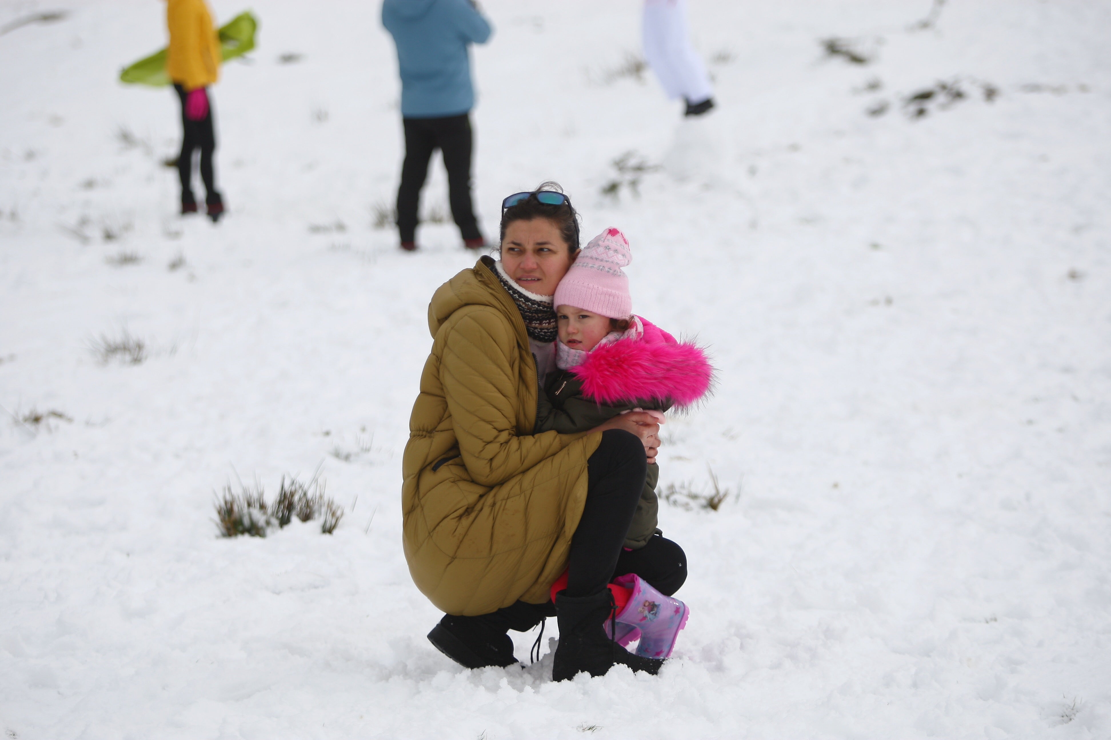 Muchos quisieron aprovechar una agradable jornada de domingo disfrutando de la nieve. En Bianditz, por ejemplo, no faltaron los trineos o los tradicionales muñecos.