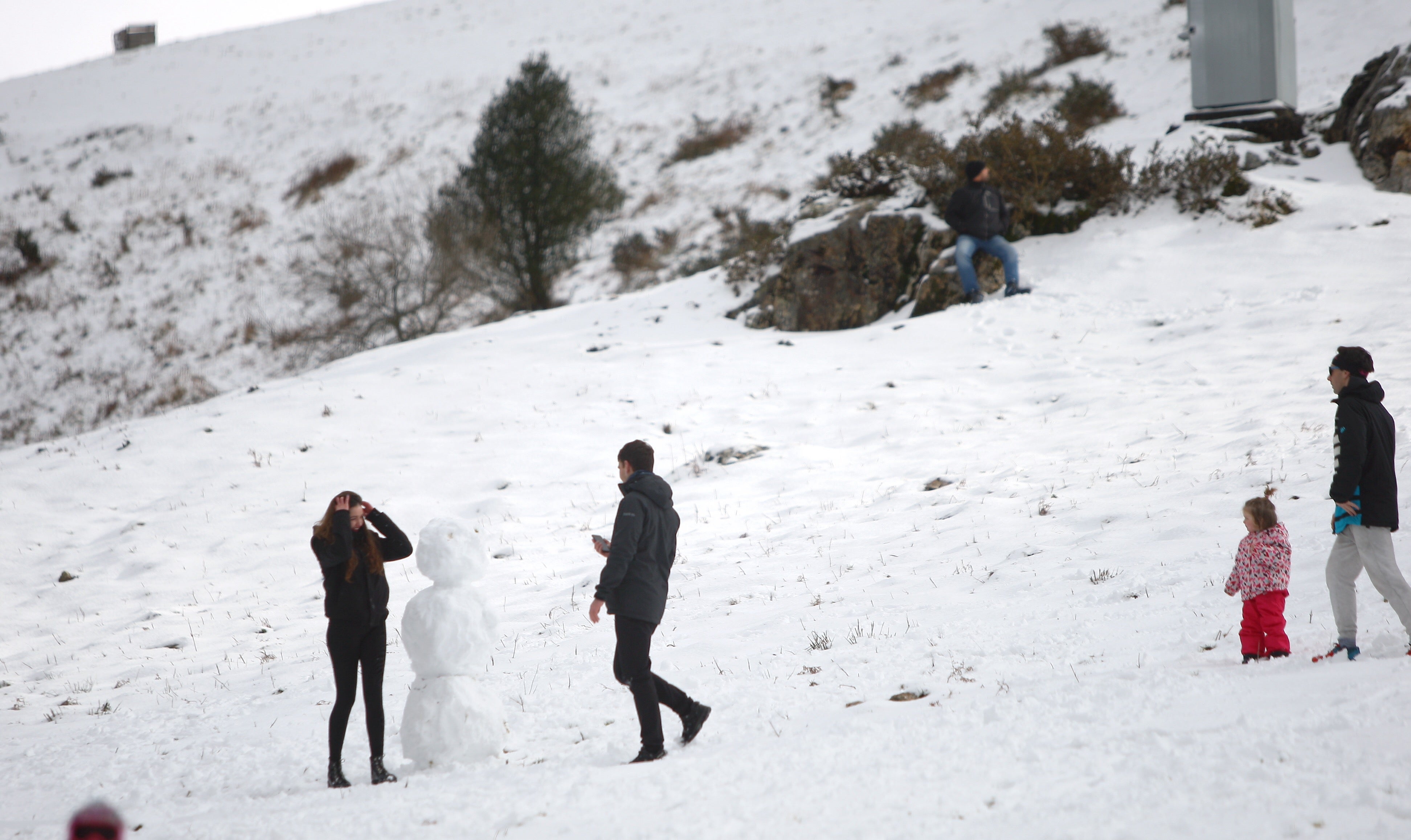 Muchos quisieron aprovechar una agradable jornada de domingo disfrutando de la nieve. En Bianditz, por ejemplo, no faltaron los trineos o los tradicionales muñecos.