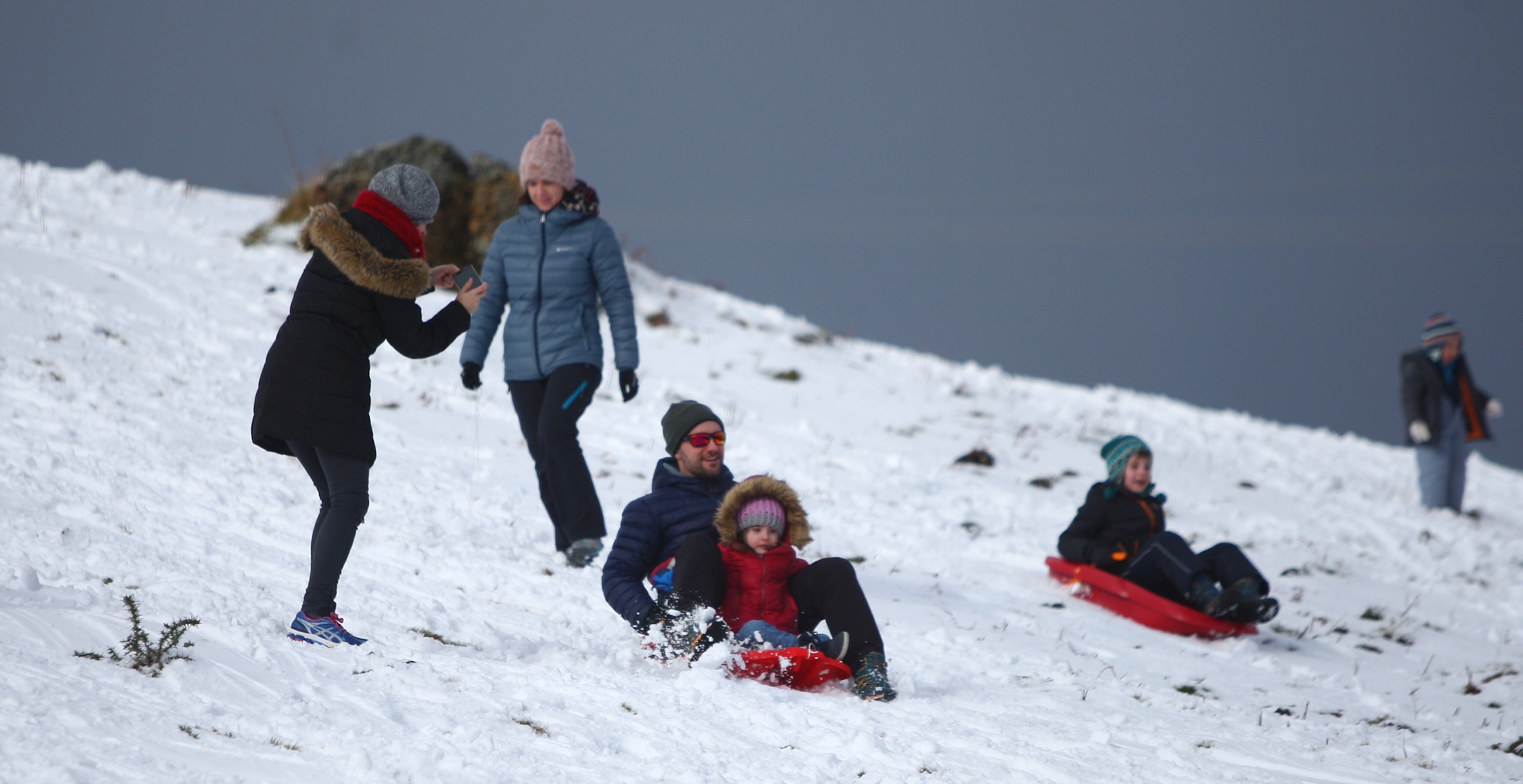 Muchos quisieron aprovechar una agradable jornada de domingo disfrutando de la nieve. En Bianditz, por ejemplo, no faltaron los trineos o los tradicionales muñecos.