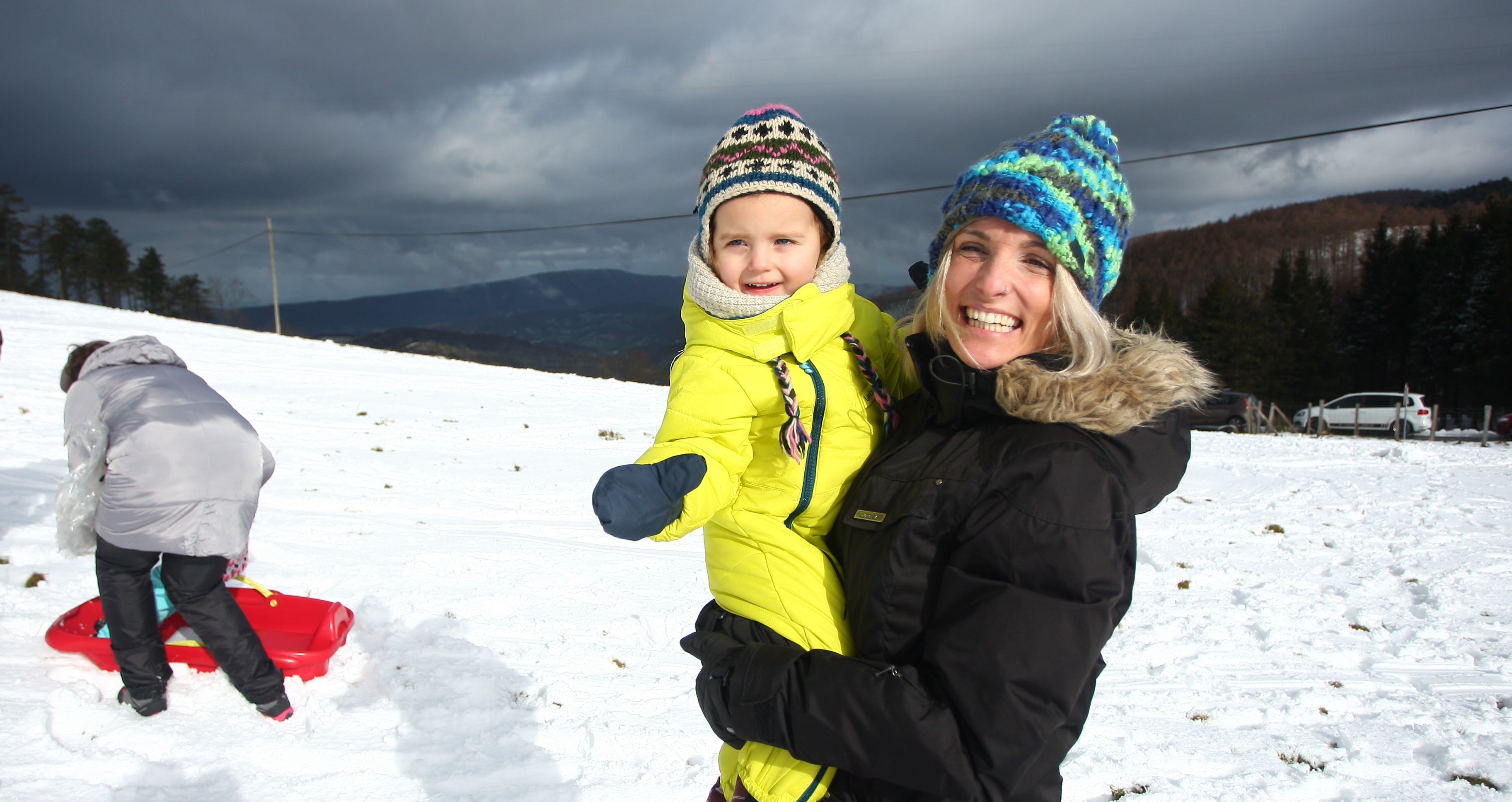 Muchos quisieron aprovechar una agradable jornada de domingo disfrutando de la nieve. En Bianditz, por ejemplo, no faltaron los trineos o los tradicionales muñecos.