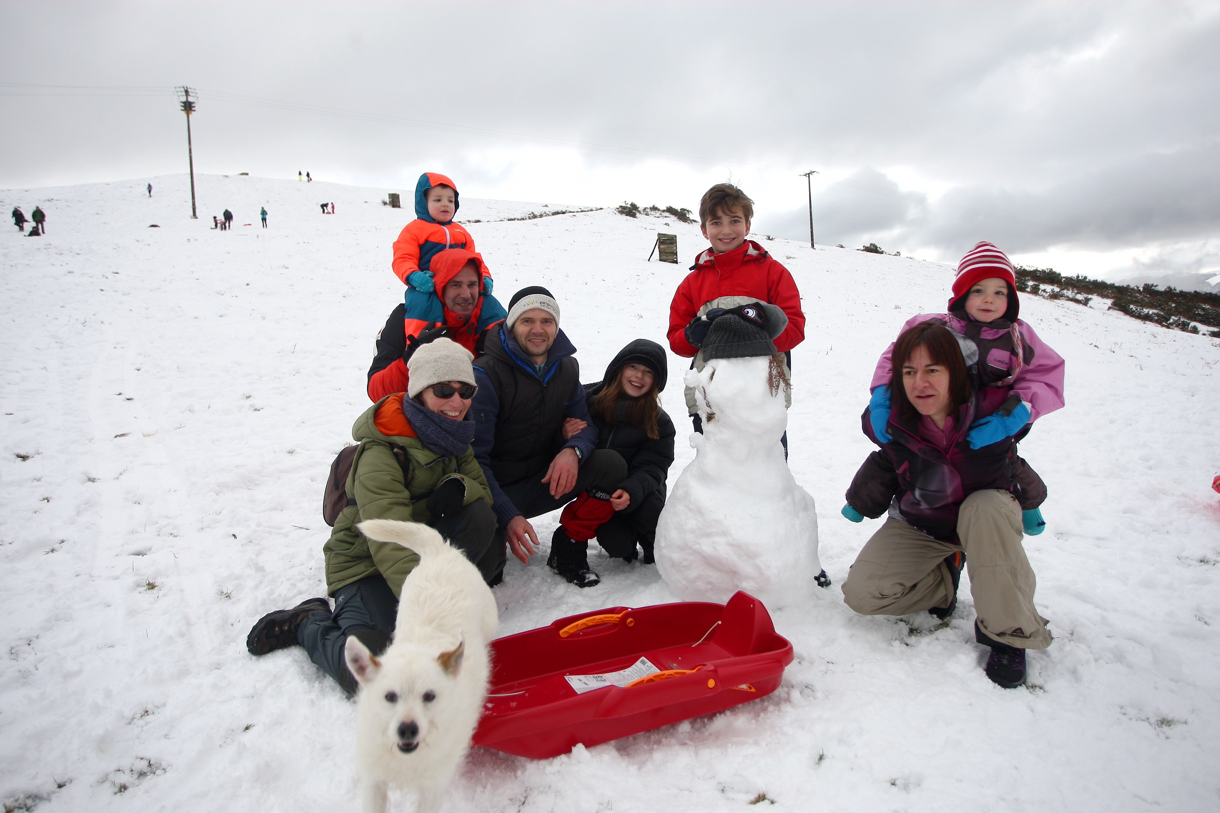 Muchos quisieron aprovechar una agradable jornada de domingo disfrutando de la nieve. En Bianditz, por ejemplo, no faltaron los trineos o los tradicionales muñecos.