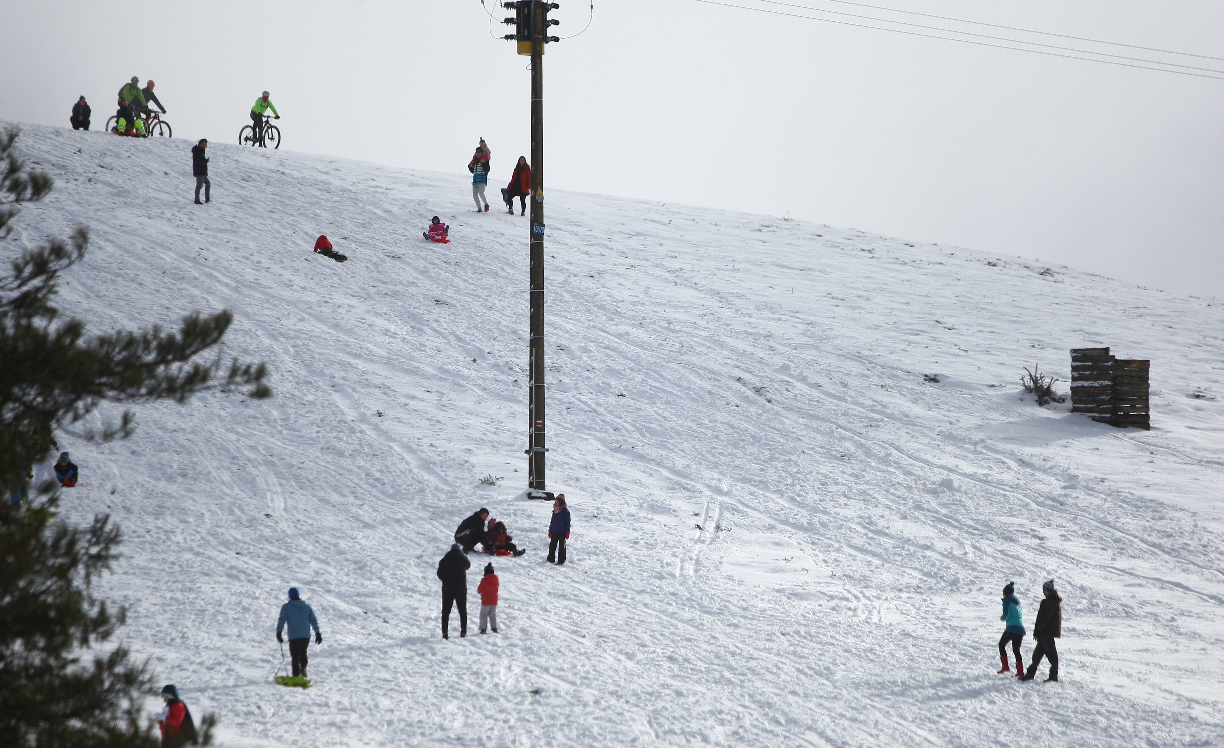 Muchos quisieron aprovechar una agradable jornada de domingo disfrutando de la nieve. En Bianditz, por ejemplo, no faltaron los trineos o los tradicionales muñecos.