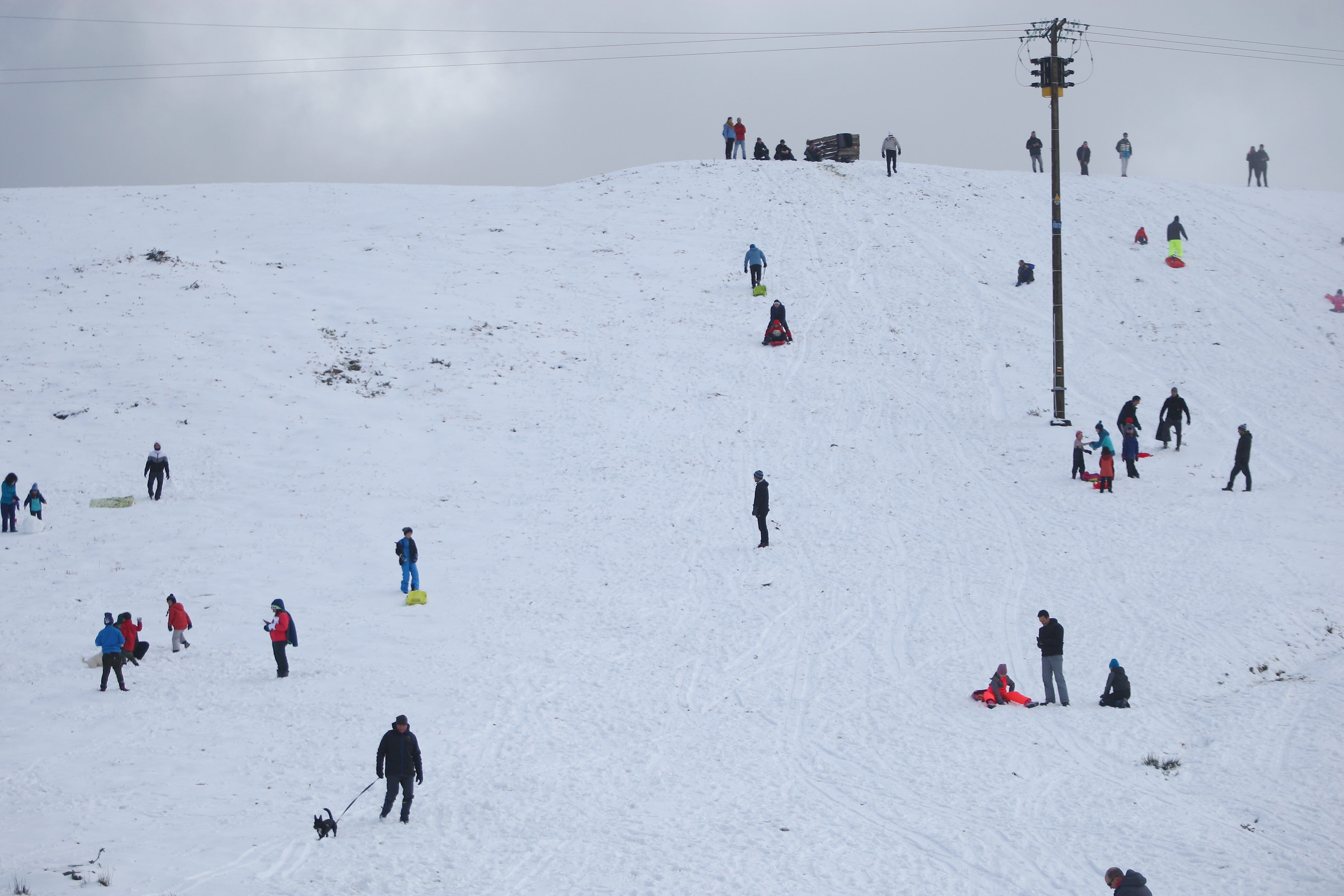 Muchos quisieron aprovechar una agradable jornada de domingo disfrutando de la nieve. En Bianditz, por ejemplo, no faltaron los trineos o los tradicionales muñecos.