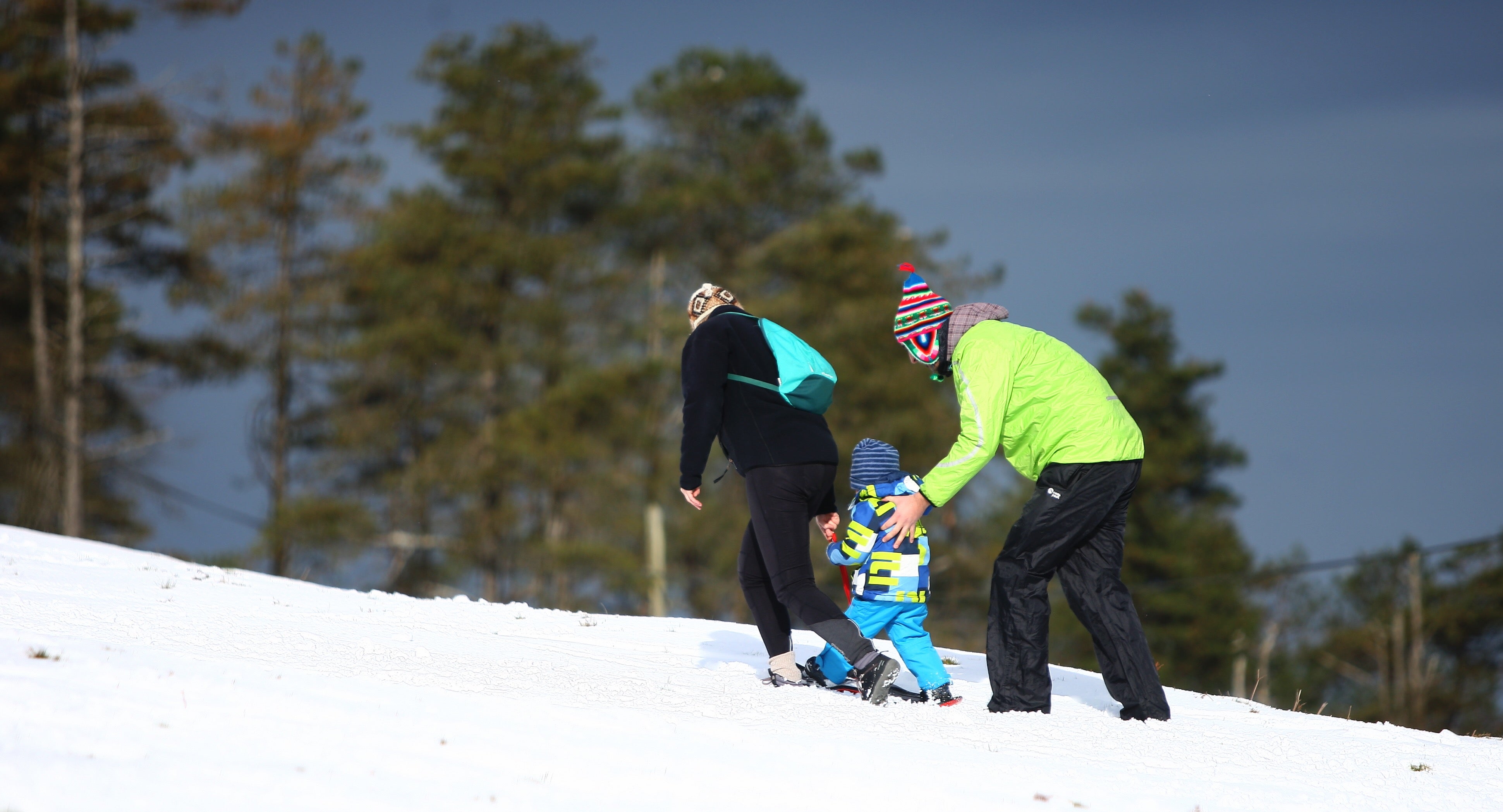 Muchos quisieron aprovechar una agradable jornada de domingo disfrutando de la nieve. En Bianditz, por ejemplo, no faltaron los trineos o los tradicionales muñecos.
