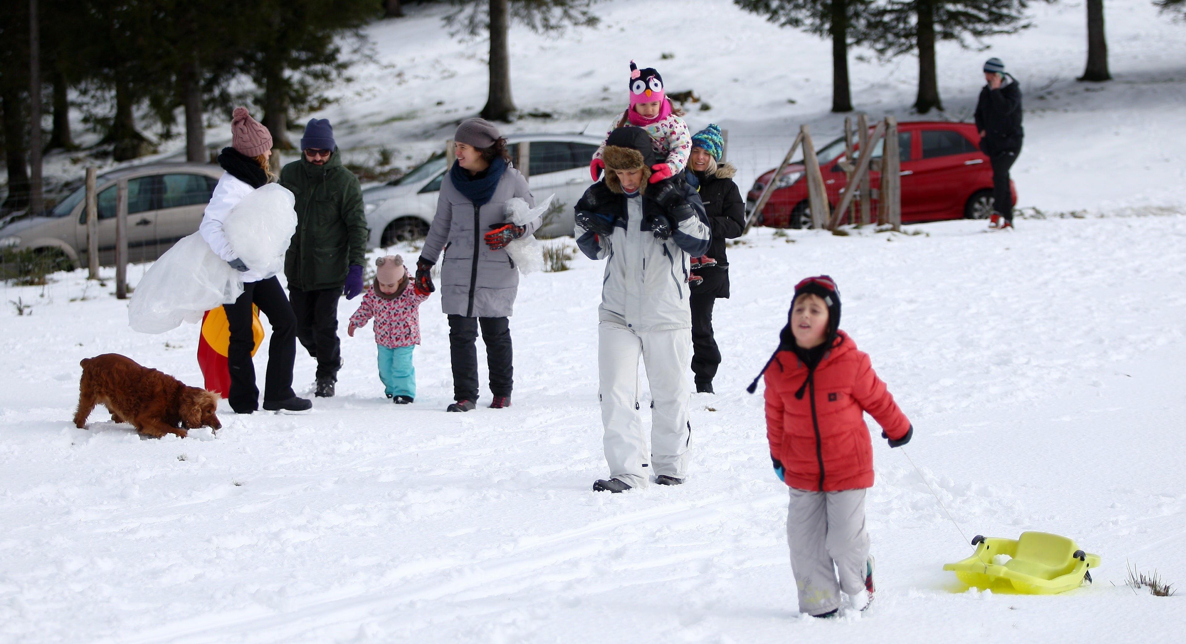 Muchos quisieron aprovechar una agradable jornada de domingo disfrutando de la nieve. En Bianditz, por ejemplo, no faltaron los trineos o los tradicionales muñecos.