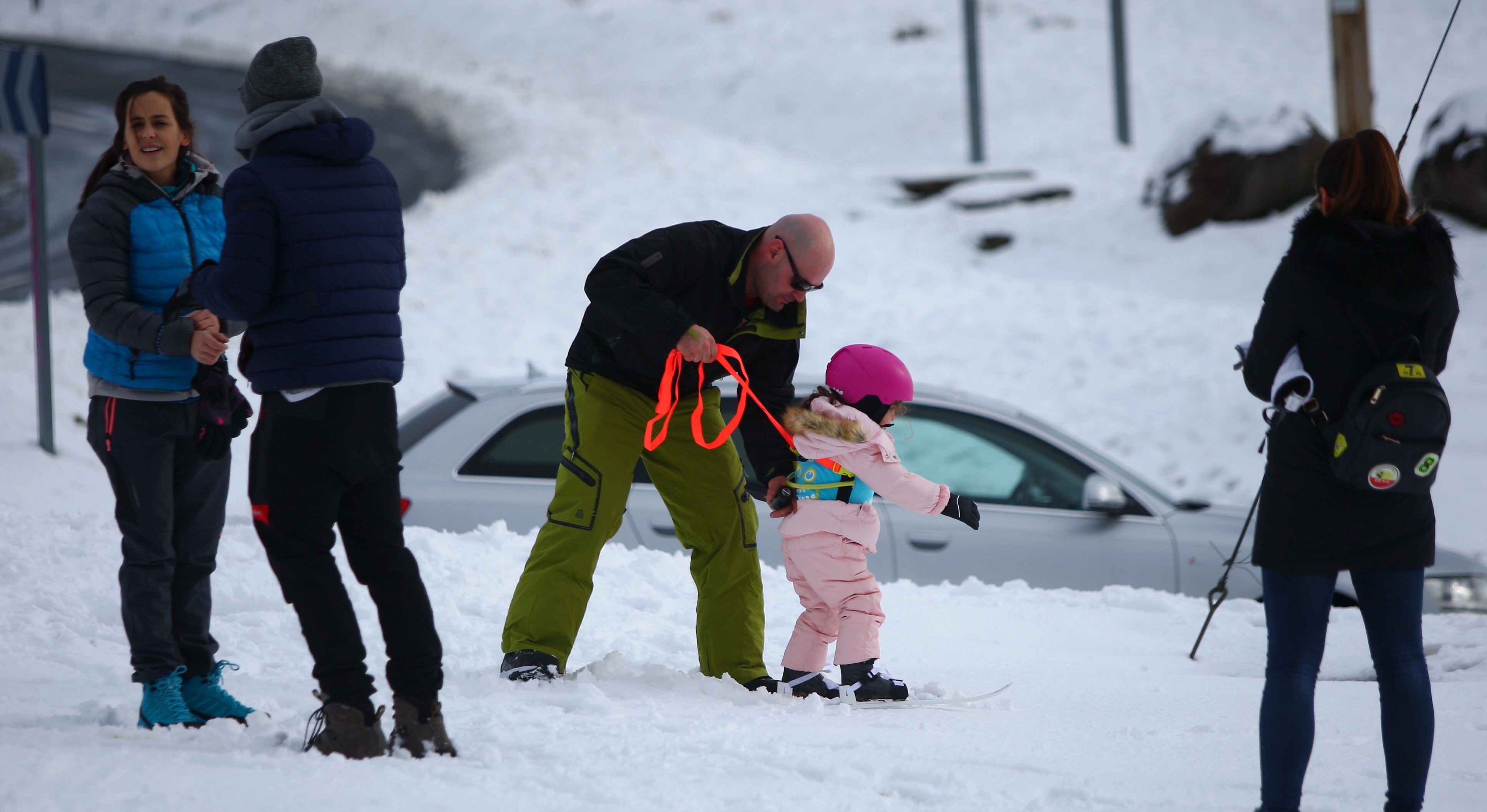 Muchos quisieron aprovechar una agradable jornada de domingo disfrutando de la nieve. En Bianditz, por ejemplo, no faltaron los trineos o los tradicionales muñecos.