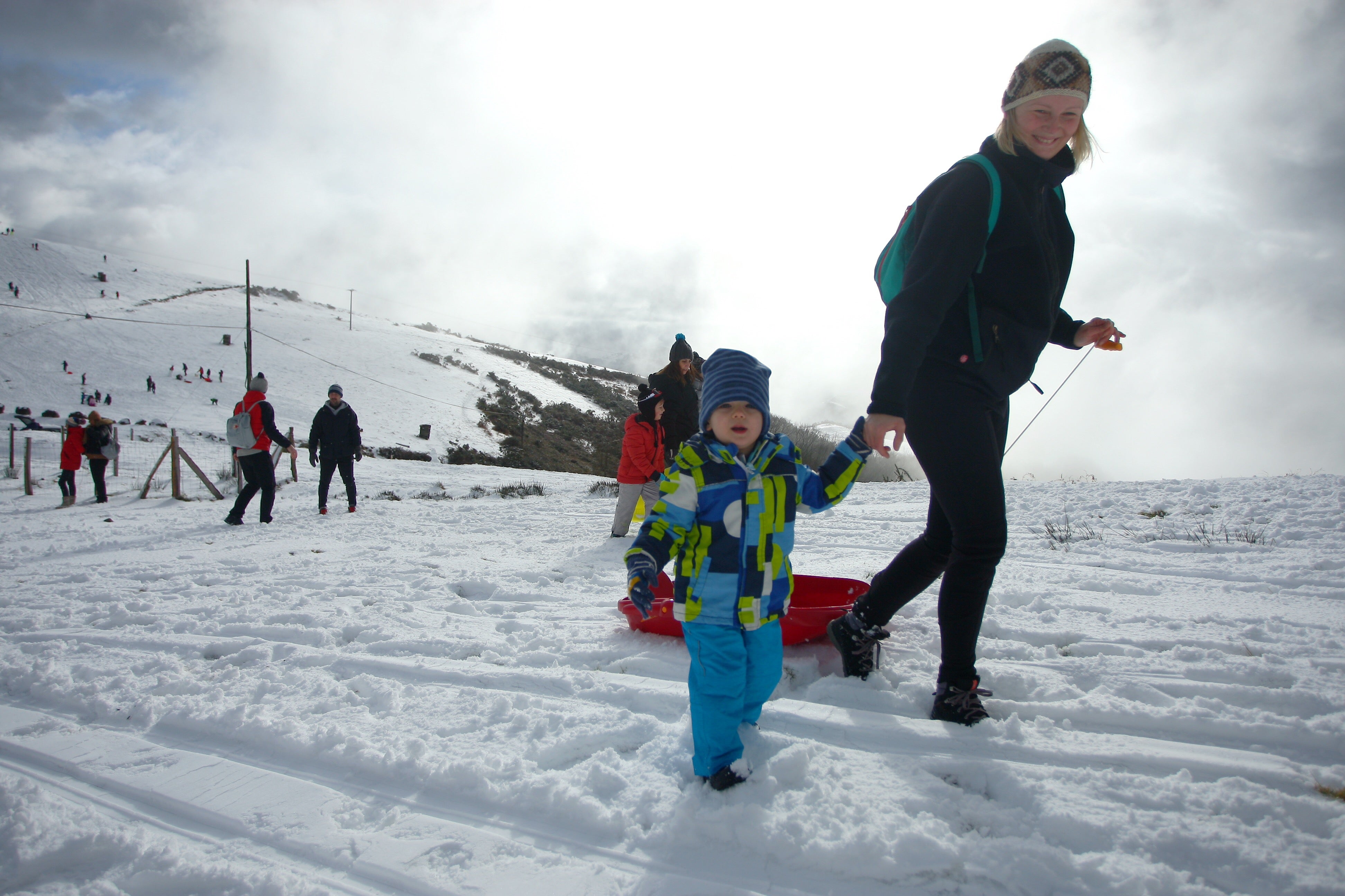 Muchos quisieron aprovechar una agradable jornada de domingo disfrutando de la nieve. En Bianditz, por ejemplo, no faltaron los trineos o los tradicionales muñecos.
