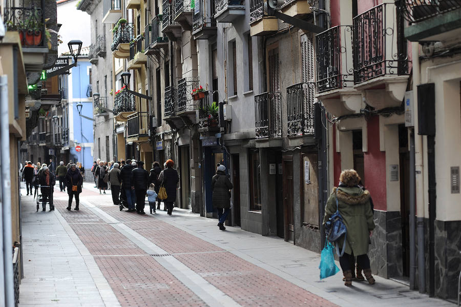 'Patria', la novela de Fernando Aramburu, en ningún momento explicita qué pueblo es el escenario principal de la trama, pero cualquier lector cercano intuye que ese lugar es Hernani. Una mezcla de Elgoibar y Soraluze, más otras localizaciones guipuzcoanas, será el 'Hernani' de la novela.