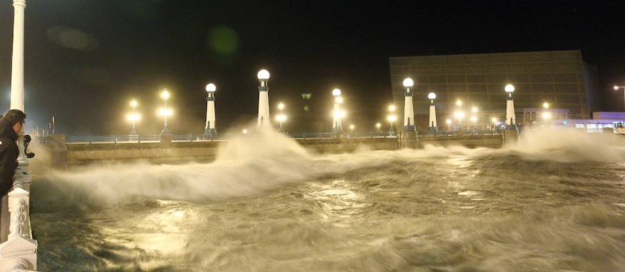 Se cumplen cinco años del 'Tsunami' que arrasó la costa guipuzcoana. Repasa las fotos de aquella jornada.