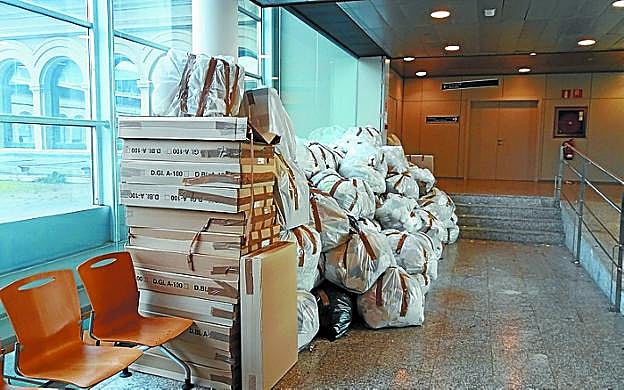 Bolsas y cajas apiladas ayer frente a la Fiscalía en Donostia. 
