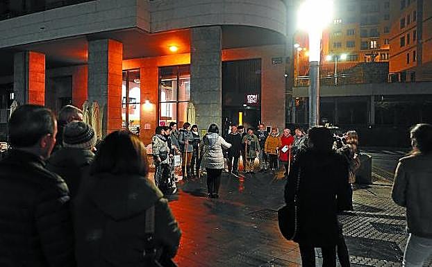 A la luz de las farolas los coros atraían ayer la curiosidad de los viandantes, en la víspera de Santa Águeda. 