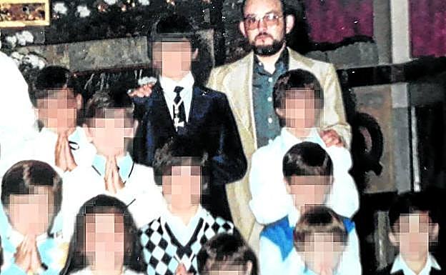 'Don Chemi' en una fotografía antigua, con un grupo de niños que hacían su primera comunión.