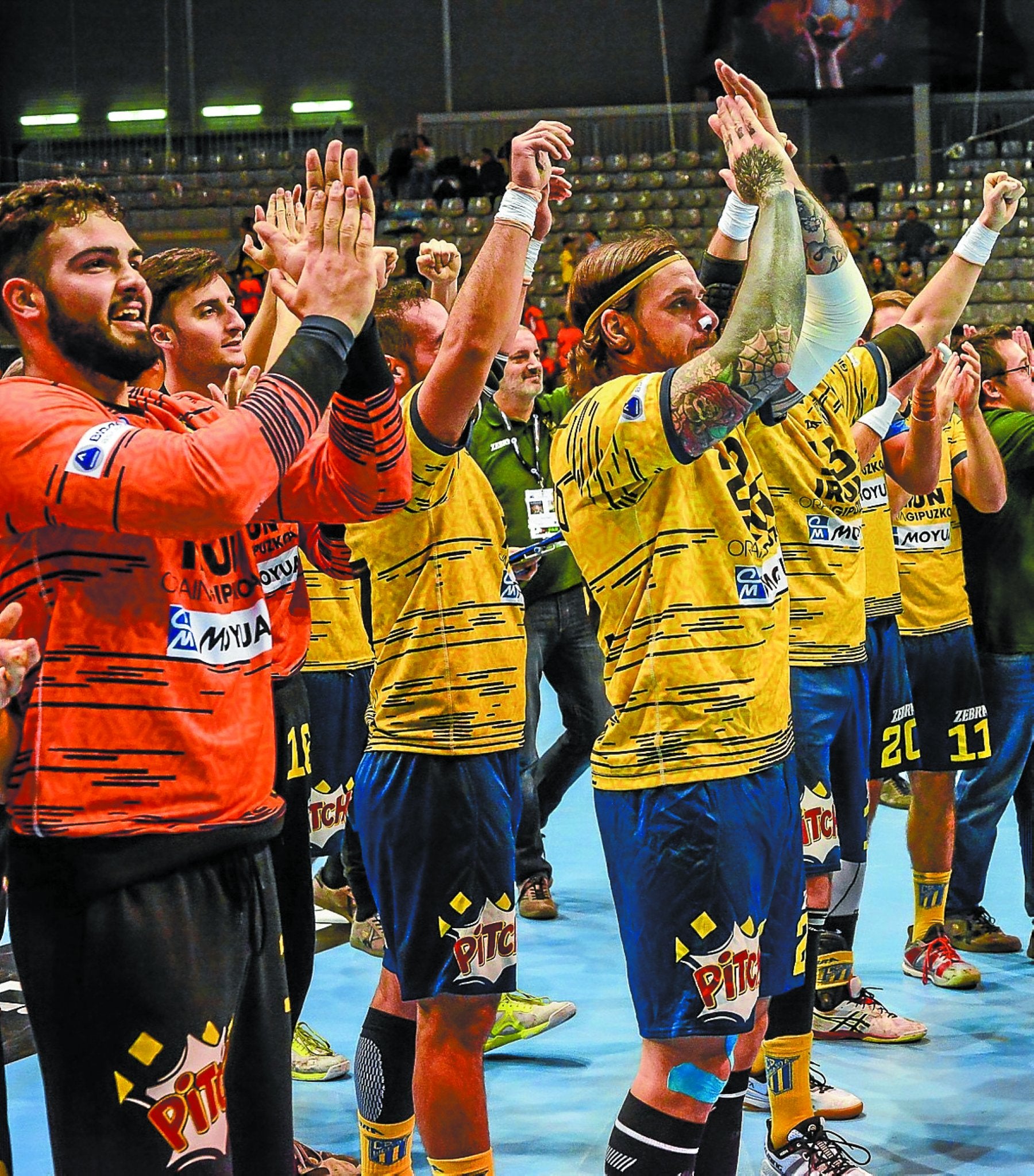 Rangel, Xoan y Leo agradecen el apoyo de los aficionados al acabar un partido. 