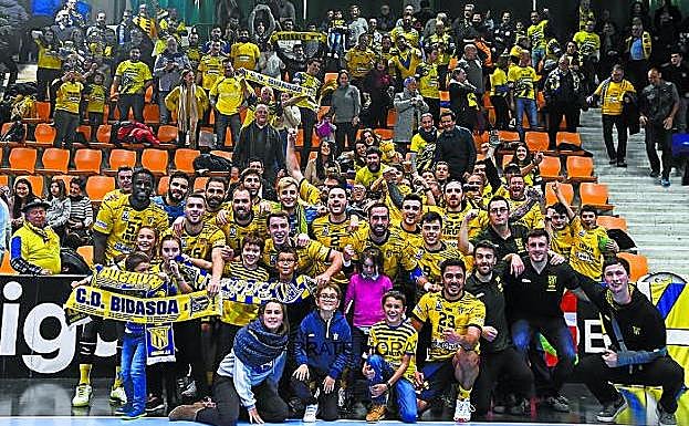 Los jugadores del Bidasoa se fotografiaron con la afición que se desplazó a Pamplona. 