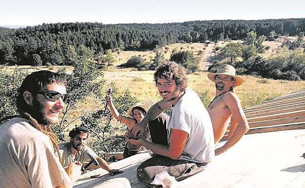 Actividades lúdicas en el asentamiento onubense de El Calabacino (Sierra de Aracena). :: 