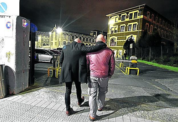 Dos de las personas que han acusado a 'don Chemi' accedieron a fotografiarse frente al colegio de Salesianos de Deusto.