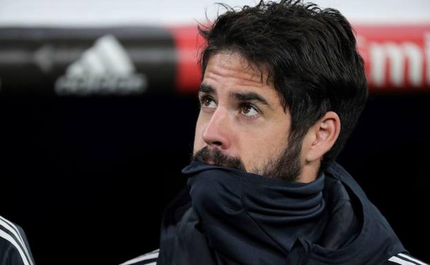 Isco, en el banquillo durante un partido. 