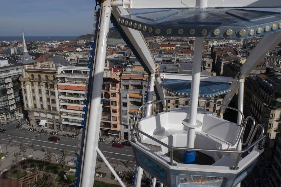 A la noria instalda en Alderdi Eder, que se puso en marcha el pasado 1 de diciembre, le quedan pocos días en San Sebastián. El próximo 11 de febrero, según ha informado el Ayuntamiento, la noria dejará de girar. El desmontaje de la noria Royal Bavaria Wheel, con 36 góndolas para 216 personas por viajecomenzará el 11 de febrero, lunes, a las 6.00 horas de la mañana y se prolongará hasta el miércoles, 13. Decenas de personas han viajado este viernes en la noria gracias al buen tiempo.