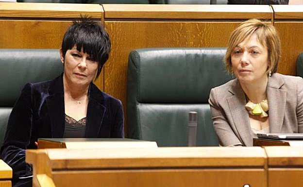 Maddalen Iriarte y Miren Larrion, en el pleno de control de este viernes en el Parlamento.