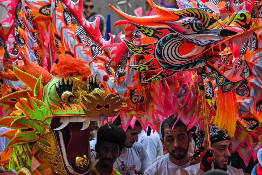 El distrito de Liberdade en Sao Paulo, Brasil, festeja la danza del dragón, a fin de celebrar el Año Nuevo Lunar Chino, el Año del Cerdo.