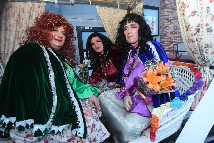 Con motivo de la celebración de la fiesta de los Caldereros por las calles del barrio de Loiola, ha tenido lugar el recorrido de la kantujira, que ha partido desde la calle Iglesia.