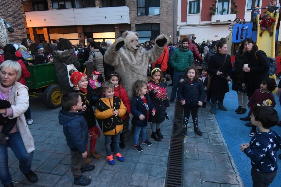 Con motivo de la celebración de la fiesta de los Caldereros por las calles del barrio de Loiola, ha tenido lugar el recorrido de la kantujira, que ha partido desde la calle Iglesia.