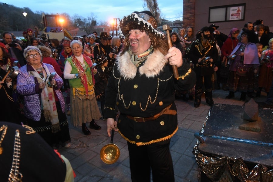 Con motivo de la celebración de la fiesta de los Caldereros por las calles del barrio de Loiola, ha tenido lugar el recorrido de la kantujira, que ha partido desde la calle Iglesia.