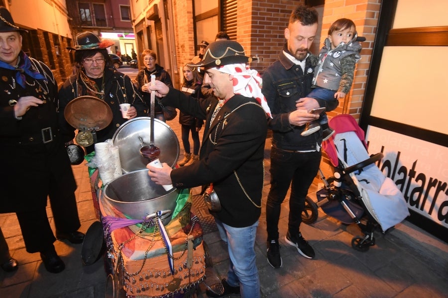 Con motivo de la celebración de la fiesta de los Caldereros por las calles del barrio de Loiola, ha tenido lugar el recorrido de la kantujira, que ha partido desde la calle Iglesia.