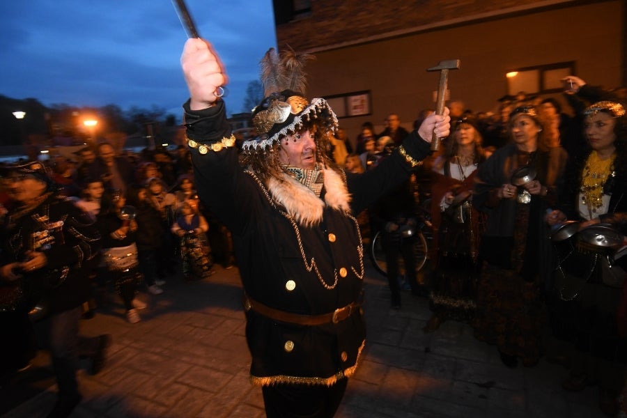 Con motivo de la celebración de la fiesta de los Caldereros por las calles del barrio de Loiola, ha tenido lugar el recorrido de la kantujira, que ha partido desde la calle Iglesia.