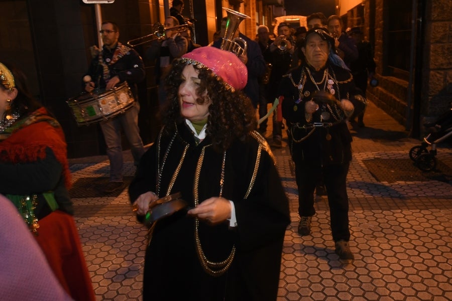 Con motivo de la celebración de la fiesta de los Caldereros por las calles del barrio de Loiola, ha tenido lugar el recorrido de la kantujira, que ha partido desde la calle Iglesia.