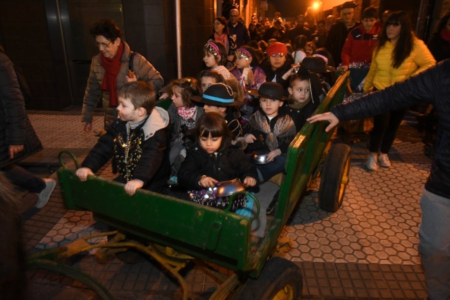 Con motivo de la celebración de la fiesta de los Caldereros por las calles del barrio de Loiola, ha tenido lugar el recorrido de la kantujira, que ha partido desde la calle Iglesia.