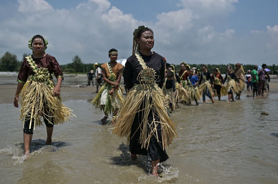 Los miembros de la tribu de Mah Meri, indígenas de Malasia, usan una máscara tradicional antes de iniciar el ritual «Puja Pantai», como gesto de agradecimiento que reza a los espíritus de los mares en Pulau Carey, a las afueras de Kuala Lumpur. 