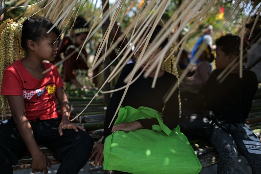 Los miembros de la tribu de Mah Meri, indígenas de Malasia, usan una máscara tradicional antes de iniciar el ritual «Puja Pantai», como gesto de agradecimiento que reza a los espíritus de los mares en Pulau Carey, a las afueras de Kuala Lumpur. 