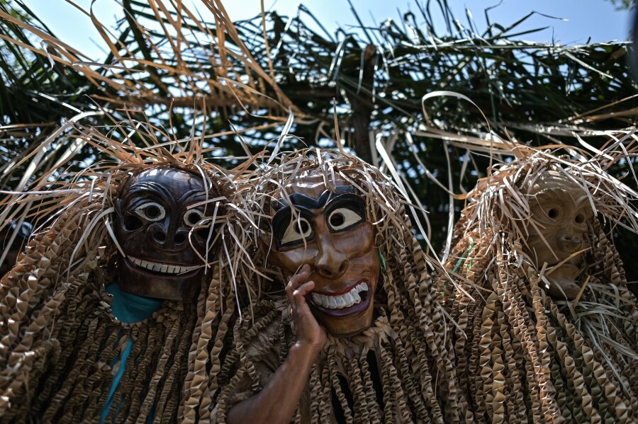 Los miembros de la tribu de Mah Meri, indígenas de Malasia, usan una máscara tradicional antes de iniciar el ritual «Puja Pantai», como gesto de agradecimiento que reza a los espíritus de los mares en Pulau Carey, a las afueras de Kuala Lumpur. 