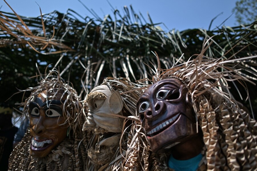 Los miembros de la tribu de Mah Meri, indígenas de Malasia, usan una máscara tradicional antes de iniciar el ritual «Puja Pantai», como gesto de agradecimiento que reza a los espíritus de los mares en Pulau Carey, a las afueras de Kuala Lumpur. 