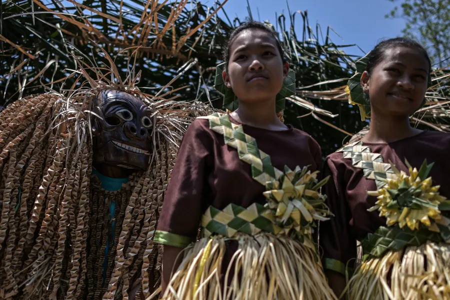 Los miembros de la tribu de Mah Meri, indígenas de Malasia, usan una máscara tradicional antes de iniciar el ritual «Puja Pantai», como gesto de agradecimiento que reza a los espíritus de los mares en Pulau Carey, a las afueras de Kuala Lumpur. 