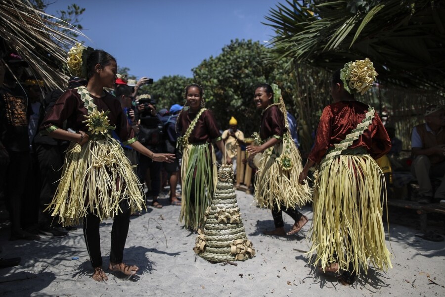 Los miembros de la tribu de Mah Meri, indígenas de Malasia, usan una máscara tradicional antes de iniciar el ritual «Puja Pantai», como gesto de agradecimiento que reza a los espíritus de los mares en Pulau Carey, a las afueras de Kuala Lumpur. 