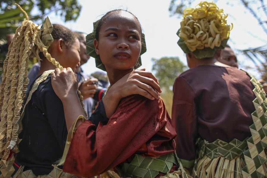 Los miembros de la tribu de Mah Meri, indígenas de Malasia, usan una máscara tradicional antes de iniciar el ritual «Puja Pantai», como gesto de agradecimiento que reza a los espíritus de los mares en Pulau Carey, a las afueras de Kuala Lumpur. 