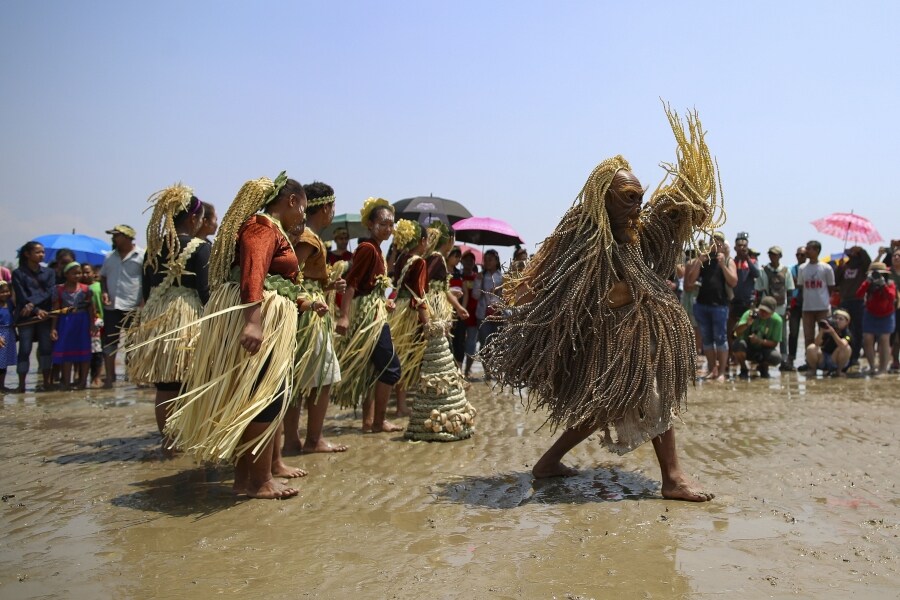 Los miembros de la tribu de Mah Meri, indígenas de Malasia, usan una máscara tradicional antes de iniciar el ritual «Puja Pantai», como gesto de agradecimiento que reza a los espíritus de los mares en Pulau Carey, a las afueras de Kuala Lumpur. 