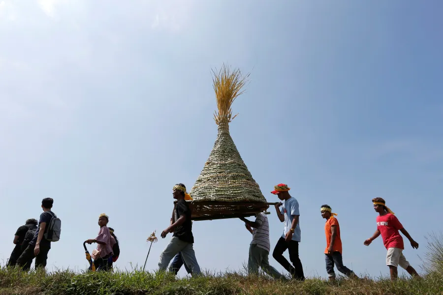 Los miembros de la tribu de Mah Meri, indígenas de Malasia, usan una máscara tradicional antes de iniciar el ritual «Puja Pantai», como gesto de agradecimiento que reza a los espíritus de los mares en Pulau Carey, a las afueras de Kuala Lumpur. 