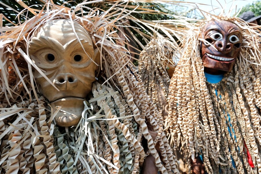 Los miembros de la tribu de Mah Meri, indígenas de Malasia, usan una máscara tradicional antes de iniciar el ritual «Puja Pantai», como gesto de agradecimiento que reza a los espíritus de los mares en Pulau Carey, a las afueras de Kuala Lumpur. 