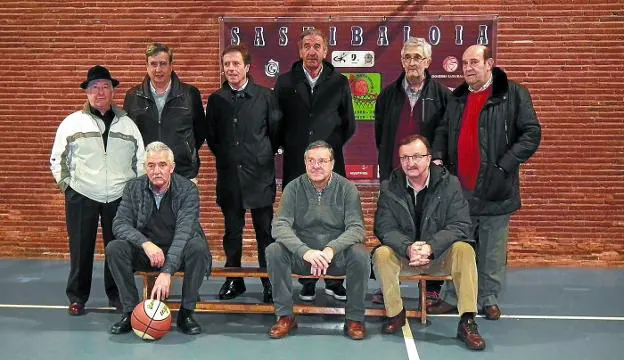 Imagen actual del primer equipo fundador que apostó por el baloncesto en Urretxu-Zumarraga hace ahora 50 años.