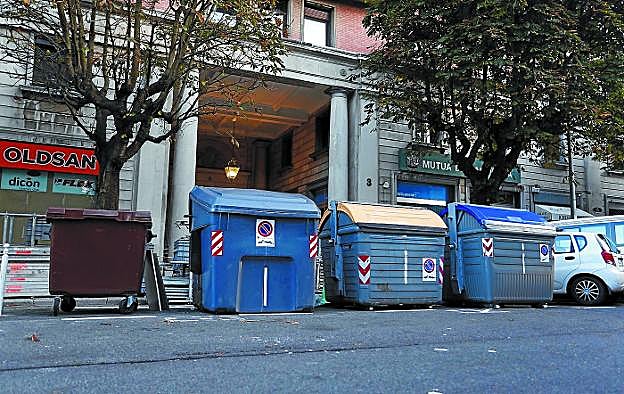 Contenedores de todas las fracciones instalados desde hace unos meses frente al número 3 de la calle Parque, en Amara.